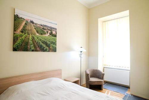 ブダペストにあるRégiposta street- City Centerのベッドルーム1室(ベッド1台付)が備わります。