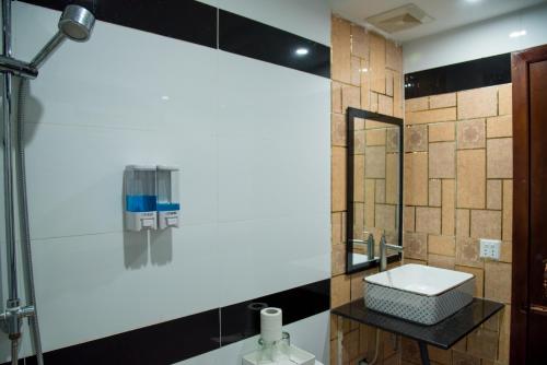 y baño con lavabo y espejo. en New Season Riverside Hotel, en Phnom Penh