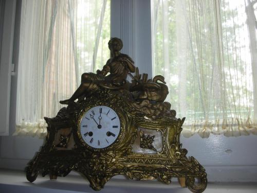 a gold clock sitting on a window sill at Villa delle Rose - Hotel Paradiso in Amandola