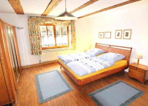 a bedroom with a bed and a window at Ferienwohnungen Schuh in Ipsheim