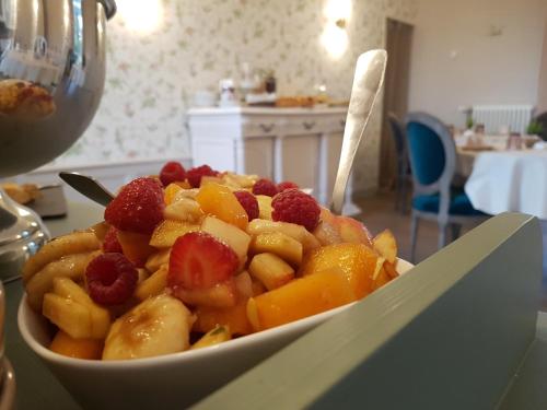 a bowl of fruit sitting on a table at Domaine de la Fauvriere in Sainte-Honorine-de-Ducy