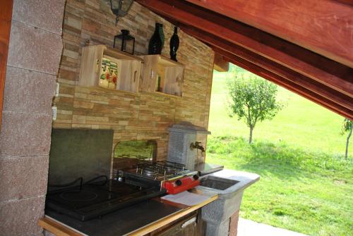 Svečiams vasarnamyje siūloma kepsninių zona