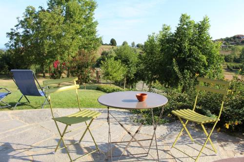 three chairs and a table in a yard at La Granda agrirelax in San Martino Alfieri