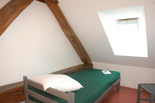 เตียงในห้องที่ La Maison des Randonneurs