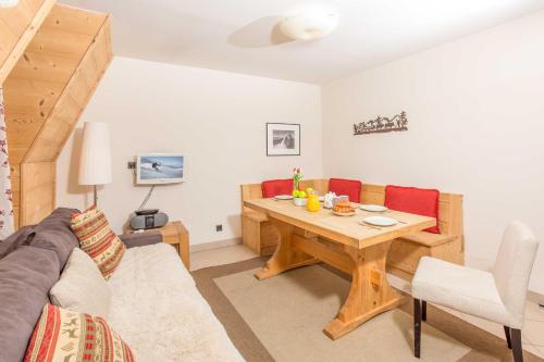 un salon avec une table et un canapé dans l'établissement Le Paradis 18b - Chamonix All Year, à Chamonix-Mont-Blanc