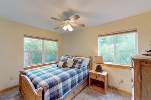 1 dormitorio con 1 cama y ventilador de techo en The Great Escape in Gunnison en Gunnison