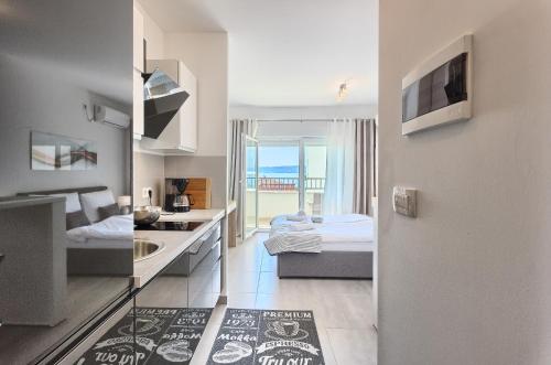 Virtuvė arba virtuvėlė apgyvendinimo įstaigoje Modern apartments with sea view 150 meters to beach