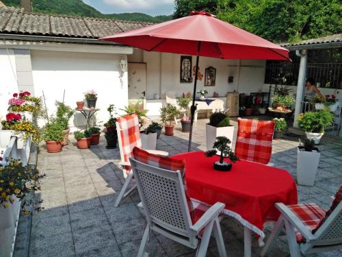 a table and chairs with a red table and umbrella at Wohnen über den Dächern der Cochemer Altstadt in Cochem