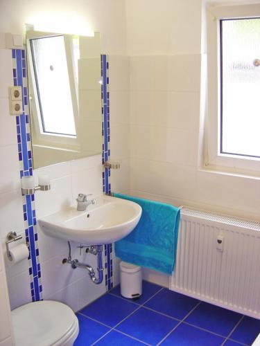 a bathroom with a sink and a tub and a toilet at Wohnen über den Dächern der Cochemer Altstadt in Cochem