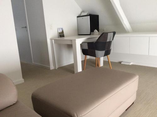 Cette chambre dispose d'une table, d'une chaise et d'un bureau. dans l'établissement Biotina, à Lebbeke