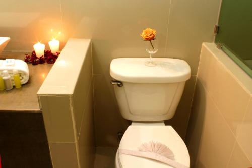a bathroom with a toilet with a flower on it at Hotel Nautilus in Playa del Carmen