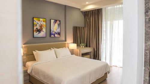 Giường trong phòng chung tại Encorp Marina Suites By Iconic Bliss