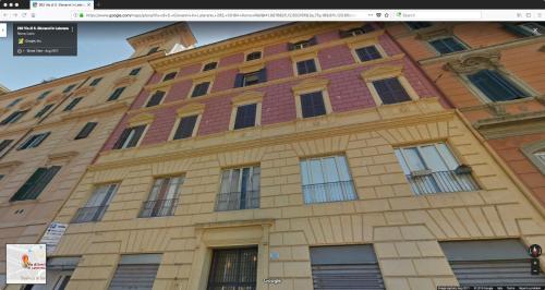 Un bâtiment avec quelques fenêtres. dans l'établissement Luxury rooms near Colosseum, à Rome