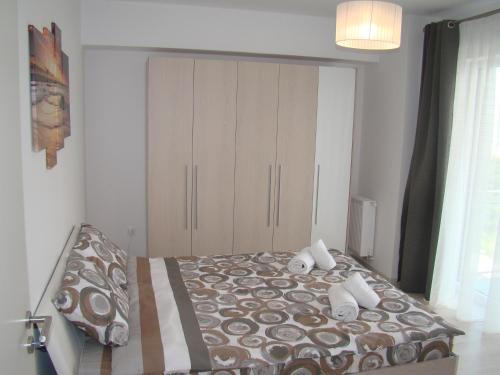 Un dormitorio con una cama con toallas. en Eme Apartments, en Brasov