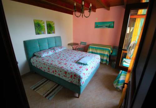 マクリにあるCountry House at Alexandroupoli (Dikella)のベッドルーム1室(青いベッド1台付)