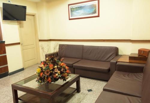 a living room with a couch and a coffee table at Hotel Novalux in Ambato