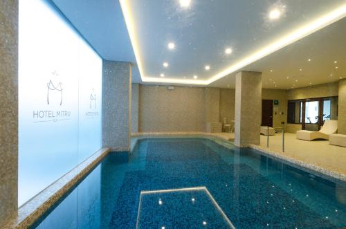 拉巴斯的住宿－Hotel Mitru Sur，一座带酒店大堂的大楼内的游泳池