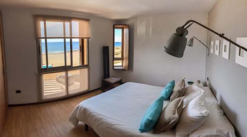 una camera da letto con un letto con vista sull'oceano di Casa Paradise a El Médano