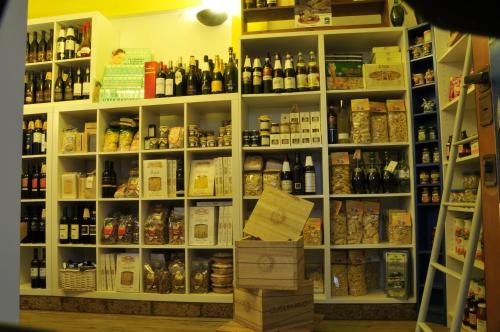 a store filled with lots of bottles of wine at Residence Casa e Vela in Oggebbio