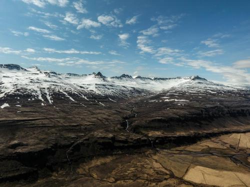 een uitzicht op een bergketen met besneeuwde bergen bij Bragdavellir Holiday Home in Djúpivogur