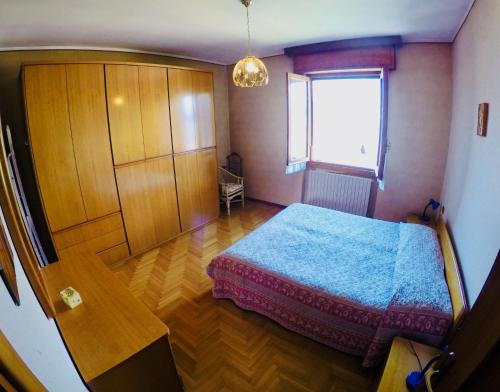 レッツェノにあるL'Agrifoglioの小さなベッドルーム(ベッド1台、窓付)