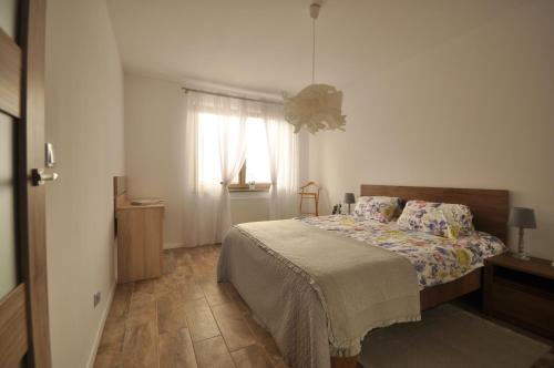 - une chambre avec un lit et une fenêtre dans l'établissement Windrose Apartment, à Świnoujście