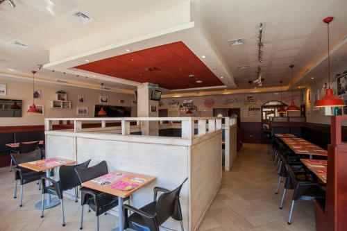 A cozinha ou cozinha compacta de Apartamentos El Volante II