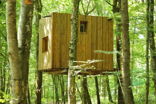 a tree house in the middle of the forest at Cabanes Espace Fouletot in Mont-sous-Vaudrey