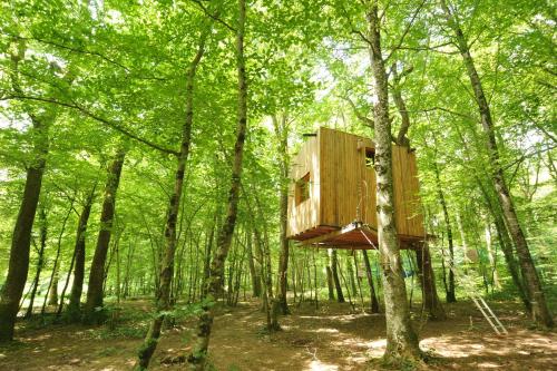 a tree house in the middle of the forest at Cabanes Espace Fouletot in Mont-sous-Vaudrey