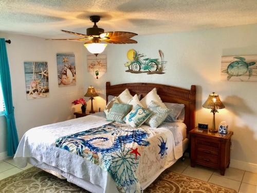 a bedroom with a bed and a ceiling fan at 2 Bedroom , 2 Bath , Villa in Oldsmar