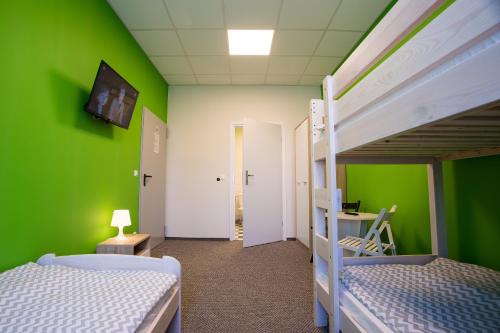 Postel nebo postele na pokoji v ubytování Moon Hostel Poznań