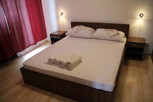 a bedroom with a bed with towels on it at Restoran sa prenoćištem Žitište in Žitište