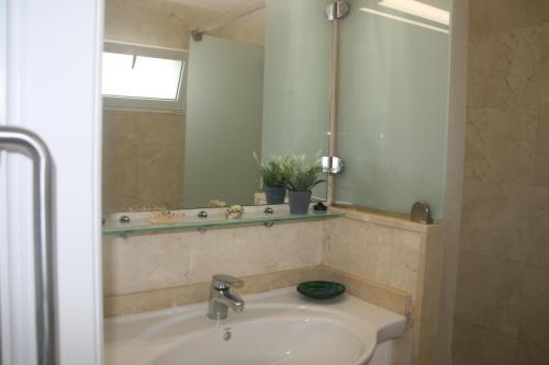 y baño con lavabo y espejo. en Apartamento Vacacional Playa, en Playa de las Américas