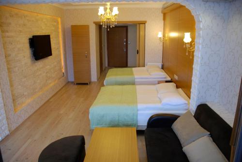 イスタンブールにあるザ ポート ホテルのホテル内のベッド