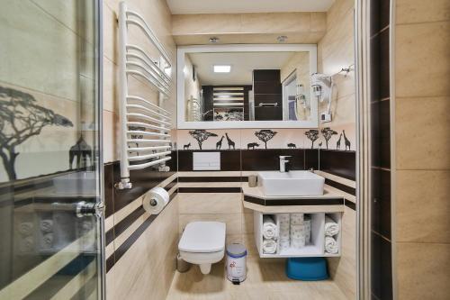 Ένα μπάνιο στο Apartament Komfort z jacuzzi przy Parku Zdrojowym