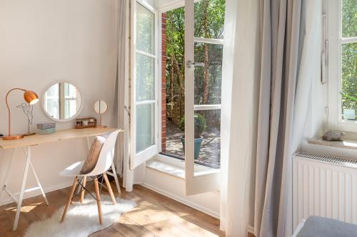 a home office with a desk and a window at TOP-Lage, 400 m bis GOP, Bali-Therme und Kurpark - HDZ - Parkplatz in Bad Oeynhausen
