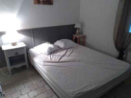 グリュイッサンにある480 Rue de la Huneのベッドルーム(白いシーツと枕付)