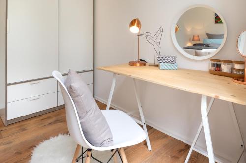 a white desk with a white chair and a mirror at TOP-Lage, 400 m bis GOP, Bali-Therme und Kurpark - HDZ - Parkplatz in Bad Oeynhausen