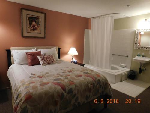 Freeport Wine Country Inn tesisinde bir odada yatak veya yataklar