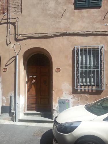a car parked in front of a building with a door at Vacantara in Pisa