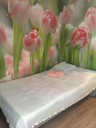 セルプホフにあるАпартаментыのテーブル上のピンクのチューリップ絵画