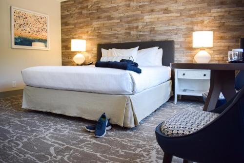 a hotel room with a large bed and a desk at Beachside Inn in Santa Barbara