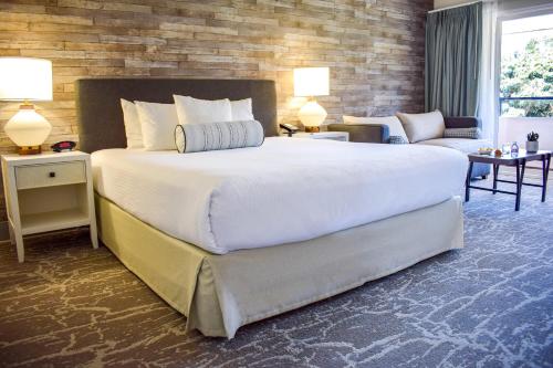 a large bedroom with a large bed and a couch at Beachside Inn in Santa Barbara