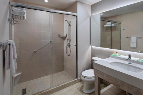 y baño con ducha, aseo y lavamanos. en Hyatt Place San Pedro, en San Pedro Sula