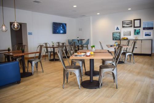 a dining room with wooden tables and chairs at Beachside Inn in Santa Barbara