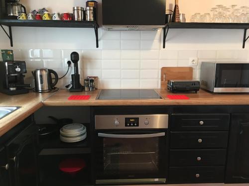 een keuken met een kookplaat en een oven bij Casa Kalliroi in Symi
