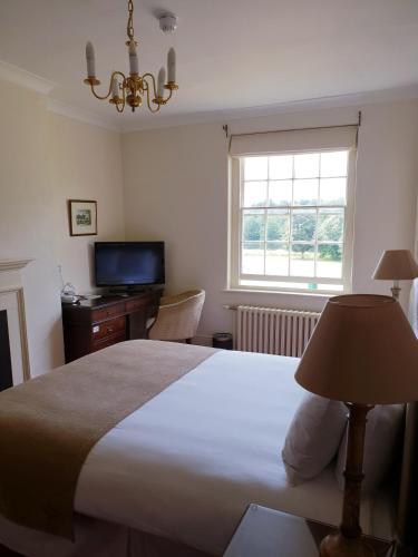Ένα ή περισσότερα κρεβάτια σε δωμάτιο στο Donnington Grove Hotel & Golf Club