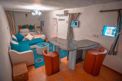 Riad Antek في شفشاون: نموذج لغرفة المعيشة مع طاولة وأريكة