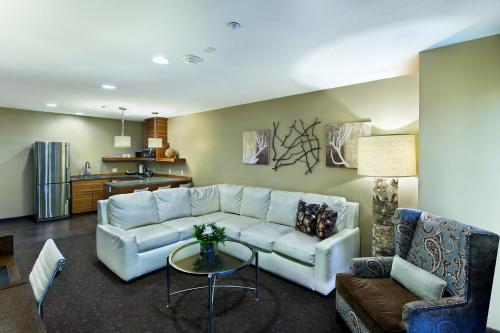 a living room filled with furniture and a tv at Oxford Hotel Bend in Bend