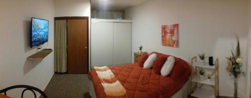 1 dormitorio con 1 cama roja en una habitación en Oficina 38, en Punta del Este